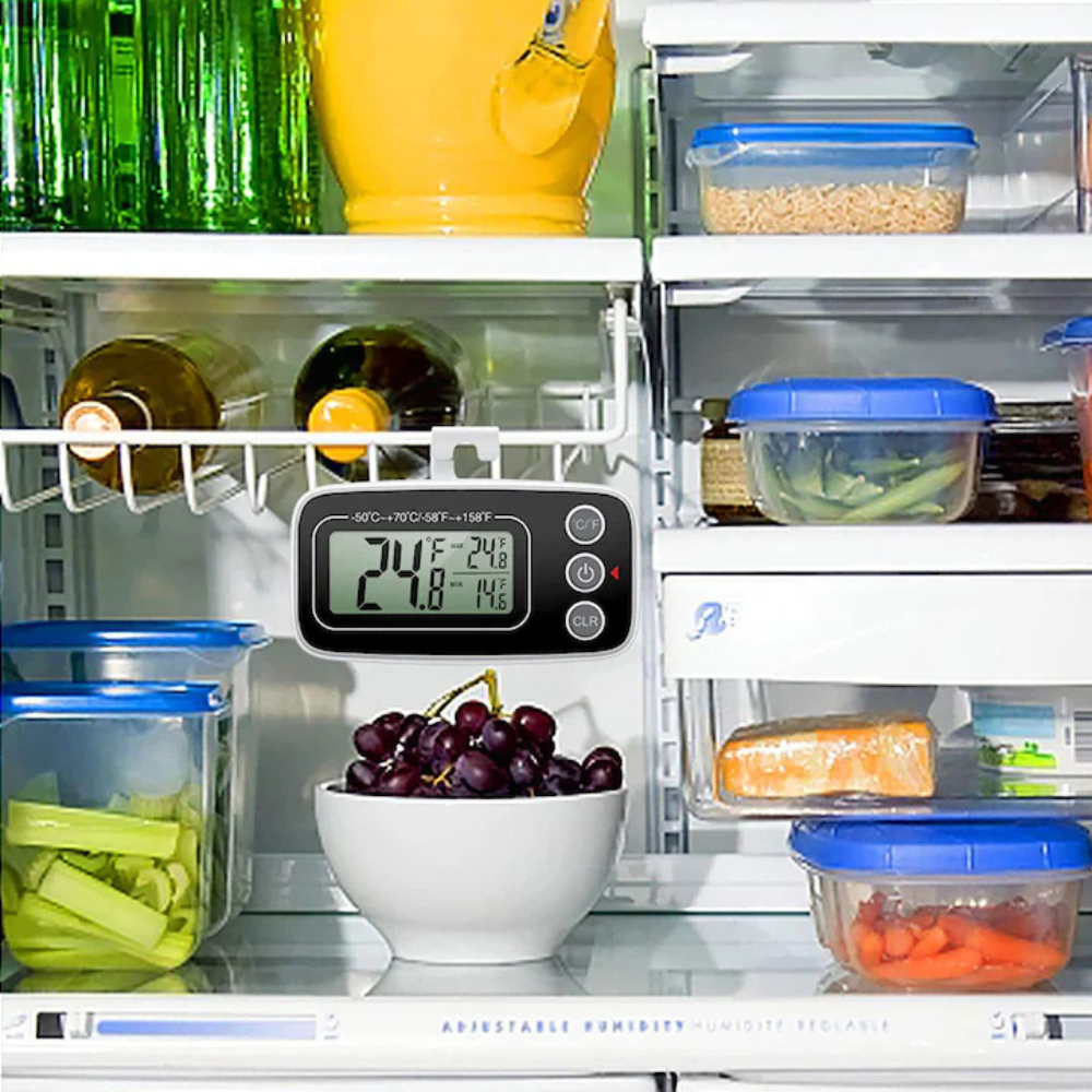 Termometru digital IdealTI® montat pe ușa frigiderului cu ajutorul magnetului